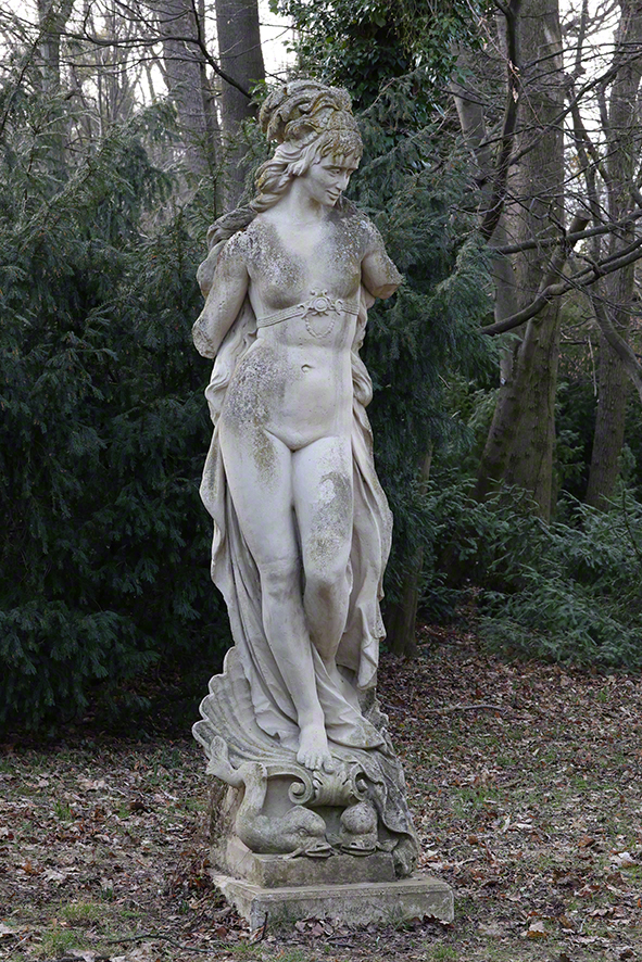 Skulptur mit Delphinen